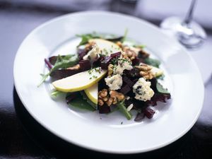 Mixed green salad with pears, walnuts and gorgonzola