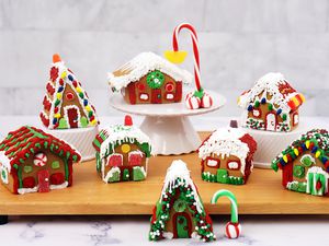 Wilton Welcome to Christmas Mini Gingerbread Village Kit