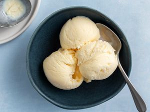 Classic Gelato recipe, gelato in a gray bowl