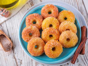 Baked olive oil doughnuts