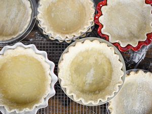 A variety of pie pans containing pie crusts