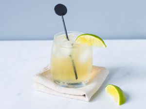 Foghorn cocktail garnished with lime