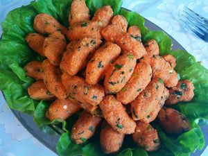 Turkish vegetarian meatballs on bed of lettuce