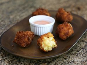 Macaroni and cheese croquettes with Sriracha mayo