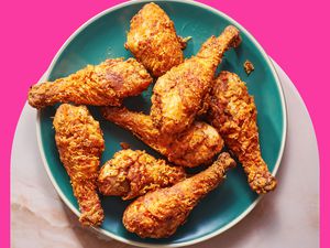 A plate of crispy fried chicken drumsticks