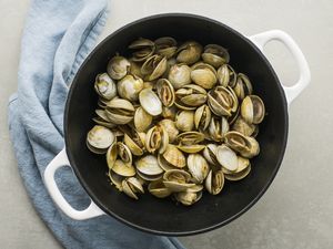 Clams in pan