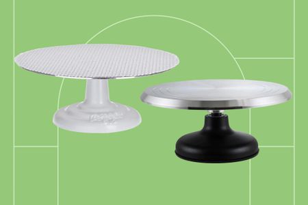 Cake turntables we recommend on a green background