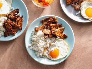 Tapsilog on plates 